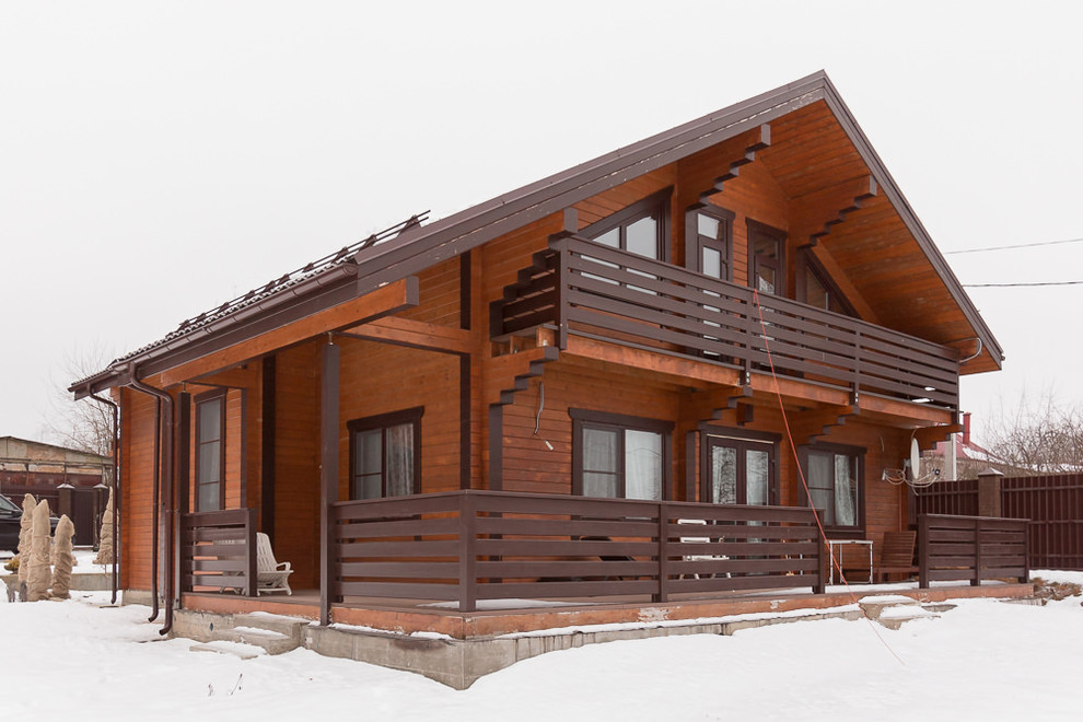 Источник вдохновения для домашнего уюта: двухэтажный, деревянный, коричневый частный загородный дом в стиле кантри с двускатной крышей