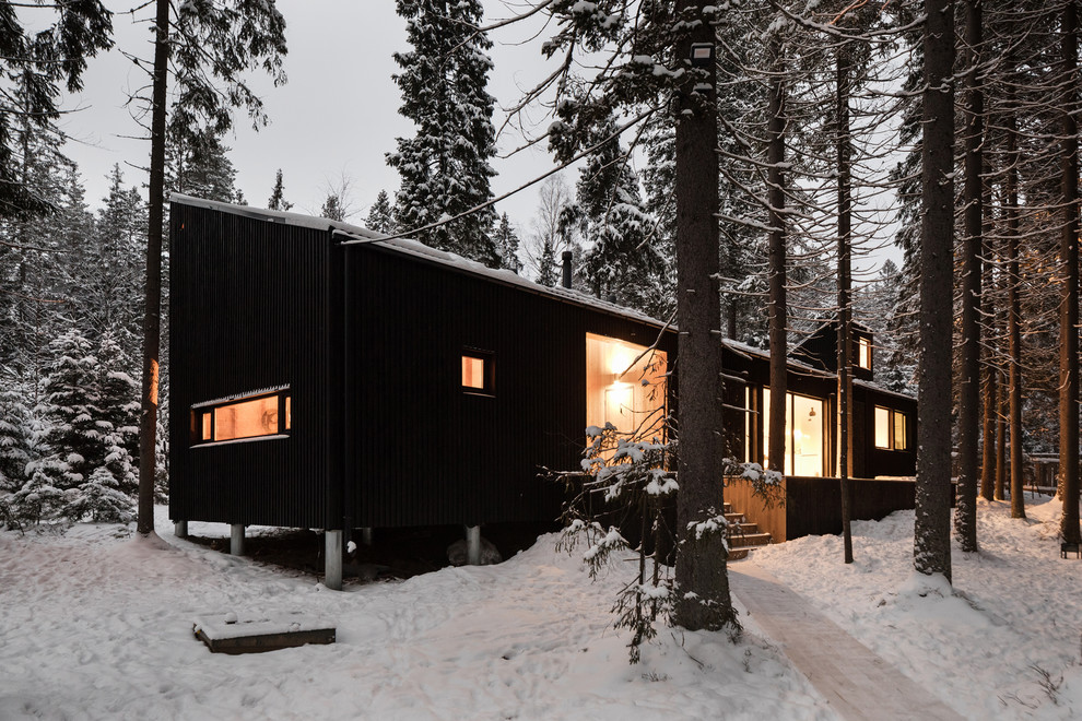 Idées déco pour une façade de maison noire contemporaine en bois de taille moyenne et de plain-pied avec un toit en appentis et un toit en métal.