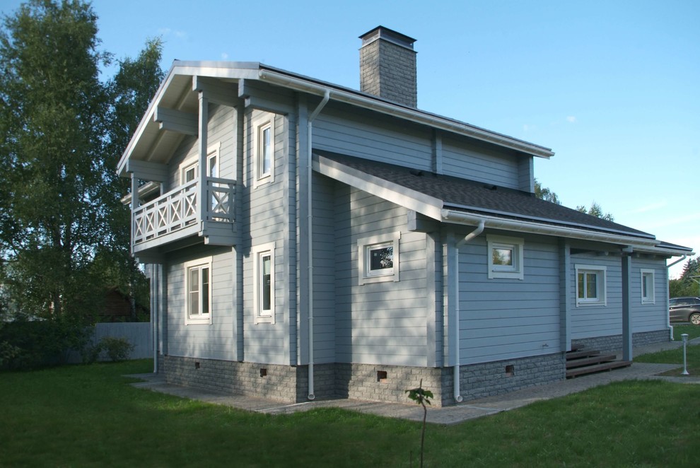 Ejemplo de fachada gris nórdica de tamaño medio de dos plantas con revestimiento de madera y tejado a dos aguas