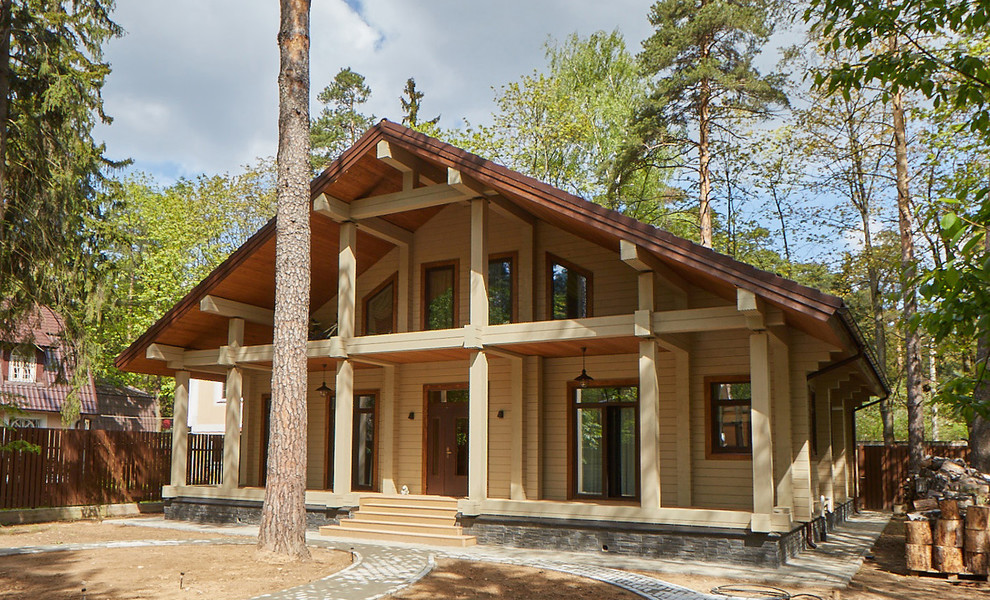 Diseño de fachada de casa beige contemporánea de tamaño medio de una planta con revestimiento de madera, tejado a dos aguas y tejado de teja de barro