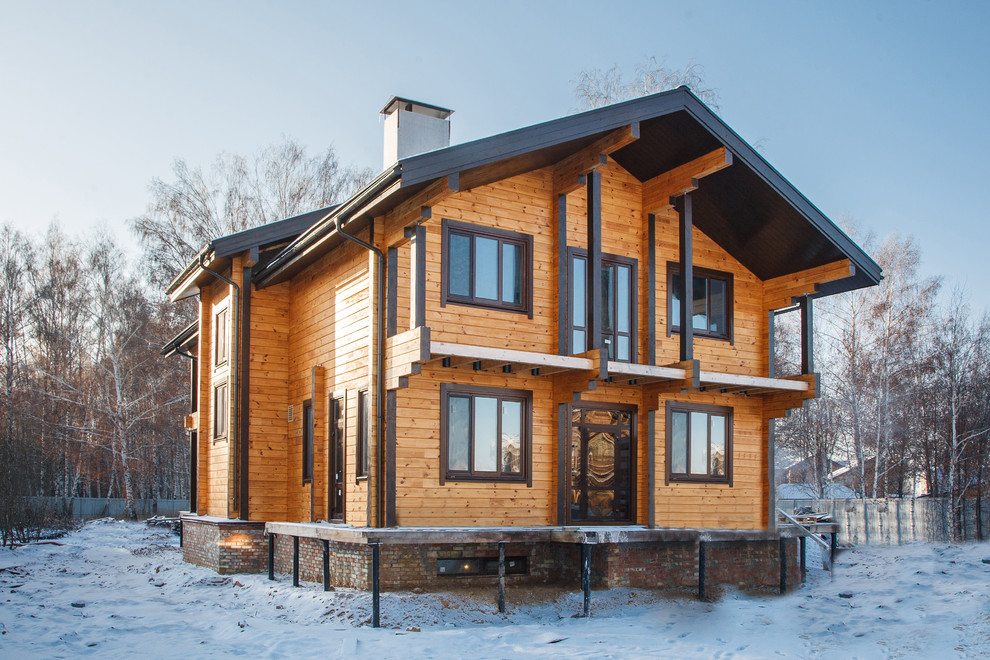 Источник вдохновения для домашнего уюта: двухэтажный, деревянный, коричневый частный загородный дом в стиле рустика с двускатной крышей