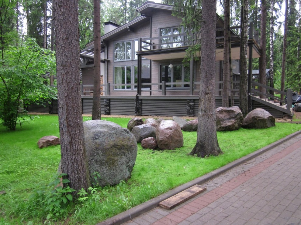 This is an example of a farmhouse house exterior in Moscow.