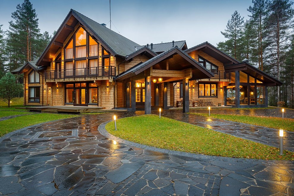 Свежая идея для дизайна: двухэтажный, деревянный дом из бревен в стиле рустика с двускатной крышей - отличное фото интерьера