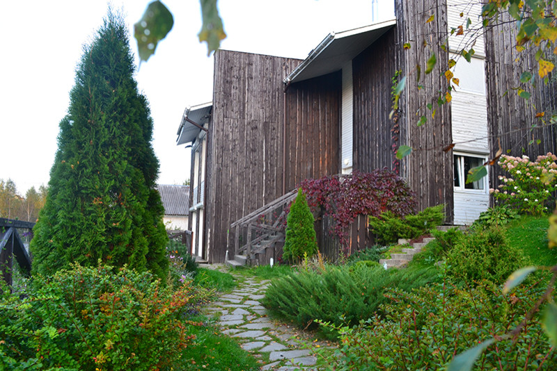 Esempio della facciata di una casa marrone scandinava a due piani di medie dimensioni con rivestimento in legno e tetto a capanna
