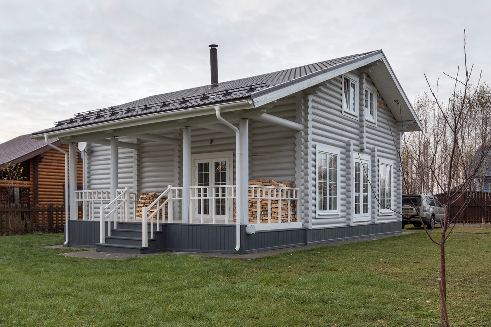 Aménagement d'une façade de maison grise campagne en bois de taille moyenne et à un étage avec un toit à deux pans et un toit en métal.