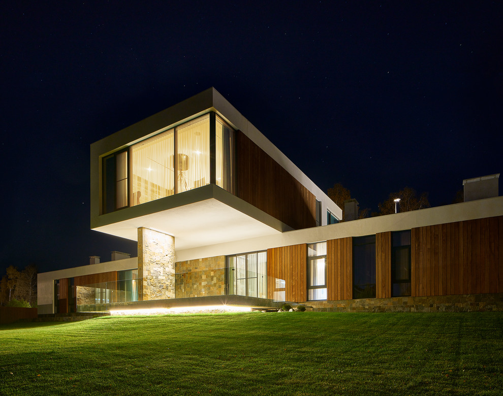 Idee per la villa marrone contemporanea a due piani di medie dimensioni con rivestimento in legno e tetto piano
