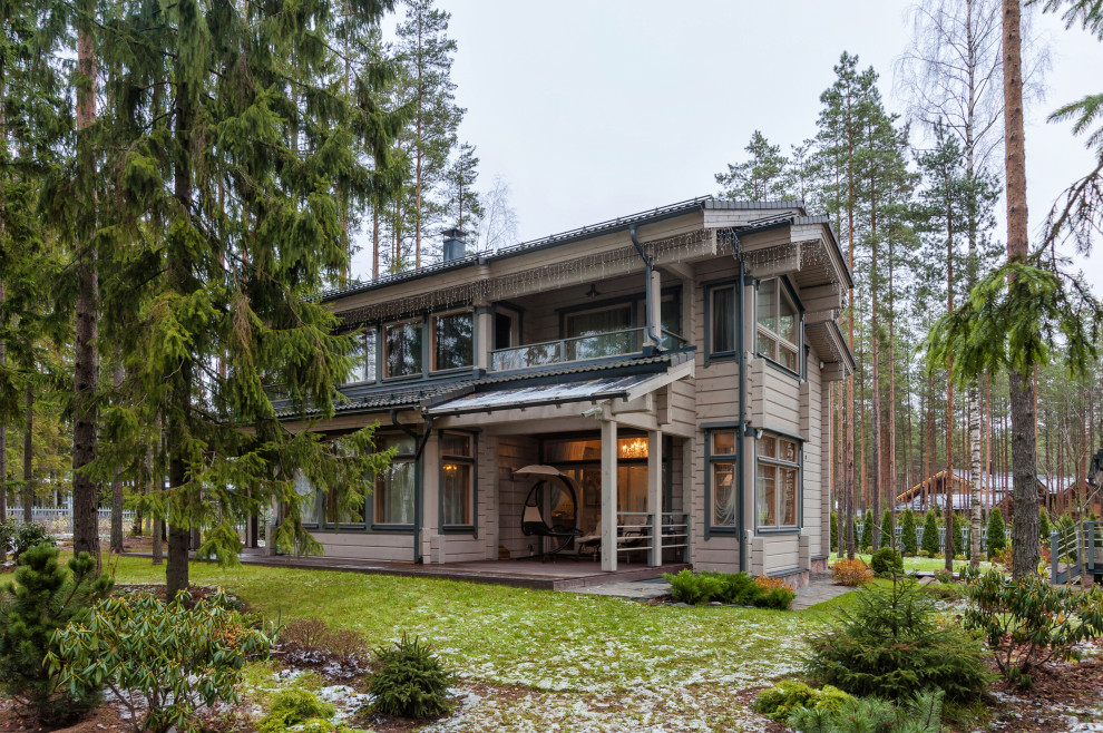 Idee per la villa grigia country a due piani con rivestimento in legno e tetto a capanna