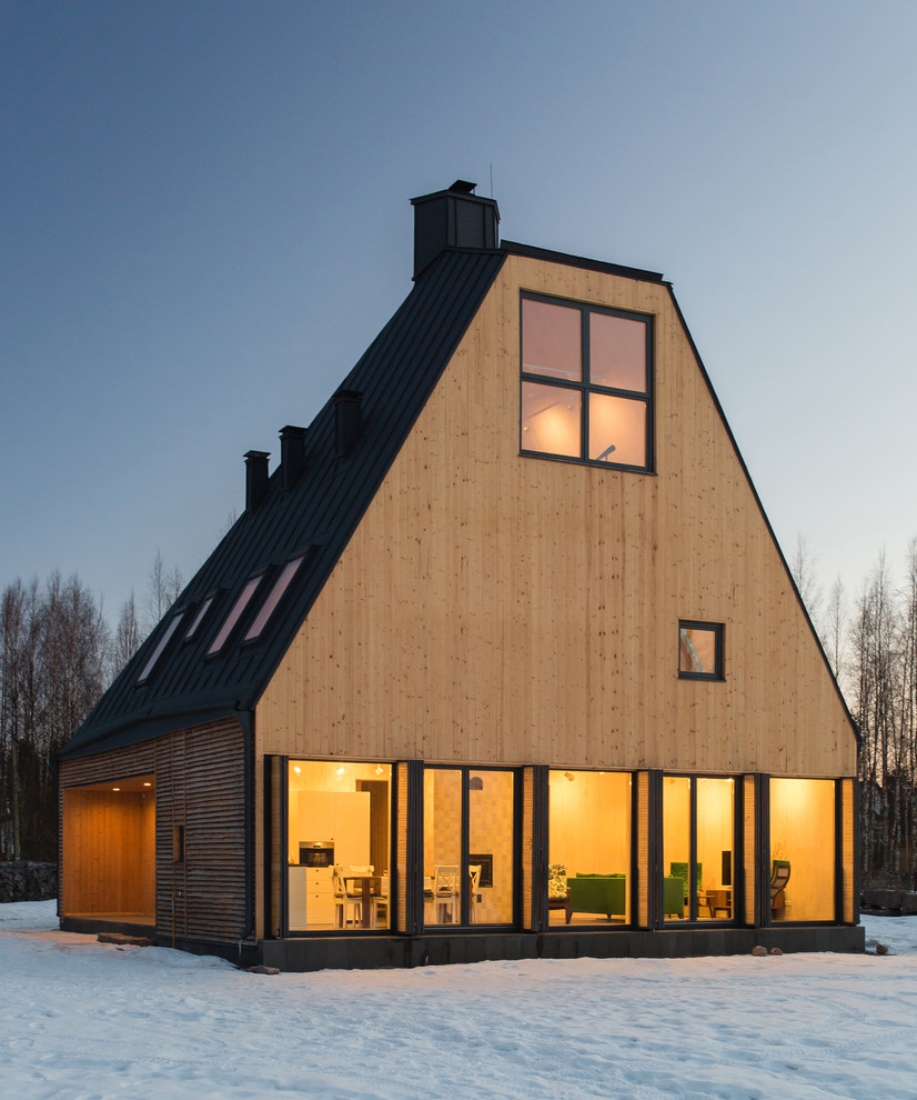 Imagen de fachada de casa beige rural de tamaño medio de tres plantas con revestimiento de madera, tejado de metal y tejado a doble faldón