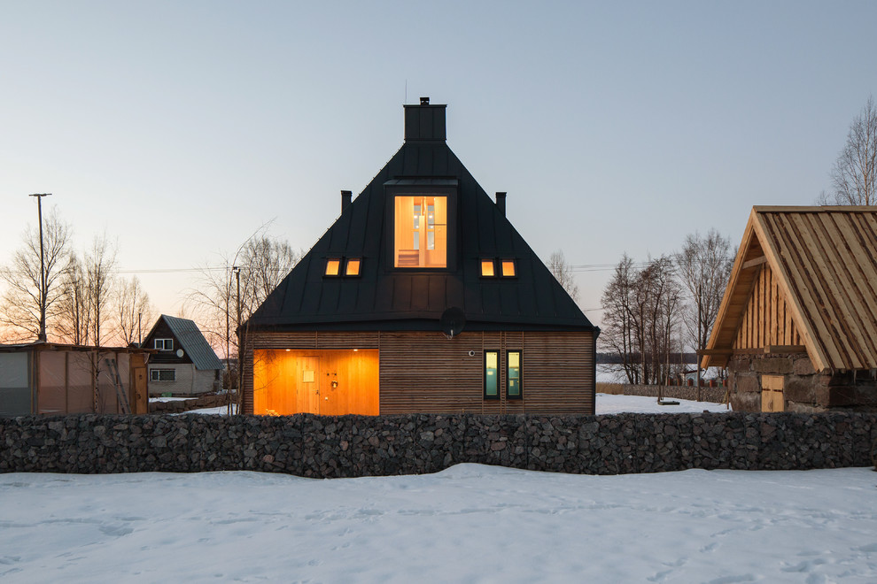 На фото: трехэтажный, деревянный, желтый частный загородный дом среднего размера в стиле рустика с мансардной крышей и металлической крышей