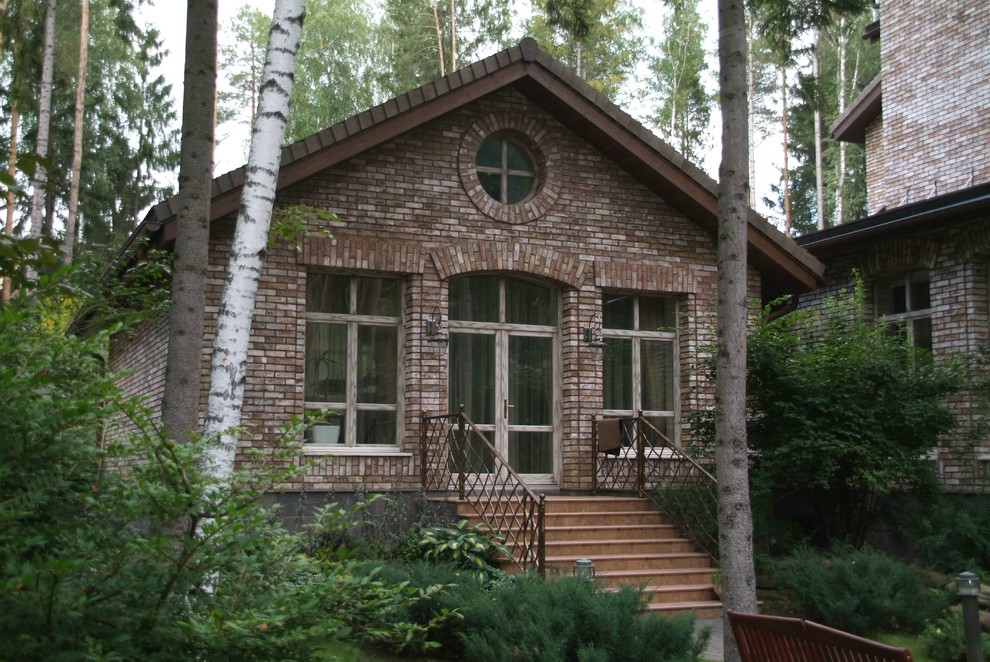 Diseño de fachada de casa marrón clásica grande de una planta con revestimiento de ladrillo, tejado a dos aguas y tejado de teja de barro