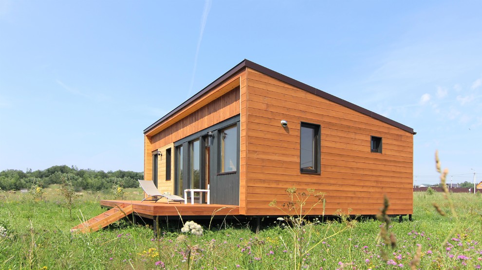 Inspiration för ett litet nordiskt brunt hus, med allt i ett plan, pulpettak och tak i metall