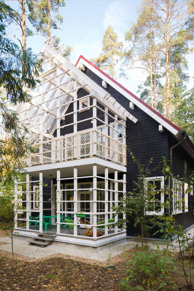 Стильный дизайн: двухэтажный, черный дом в классическом стиле с двускатной крышей - последний тренд