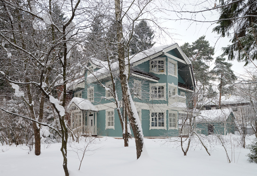 Стильный дизайн: двухэтажный, деревянный, синий дом среднего размера в стиле ретро с мансардной крышей - последний тренд