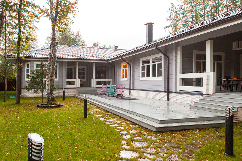 Пример оригинального дизайна: одноэтажный, деревянный, серый дом в стиле кантри