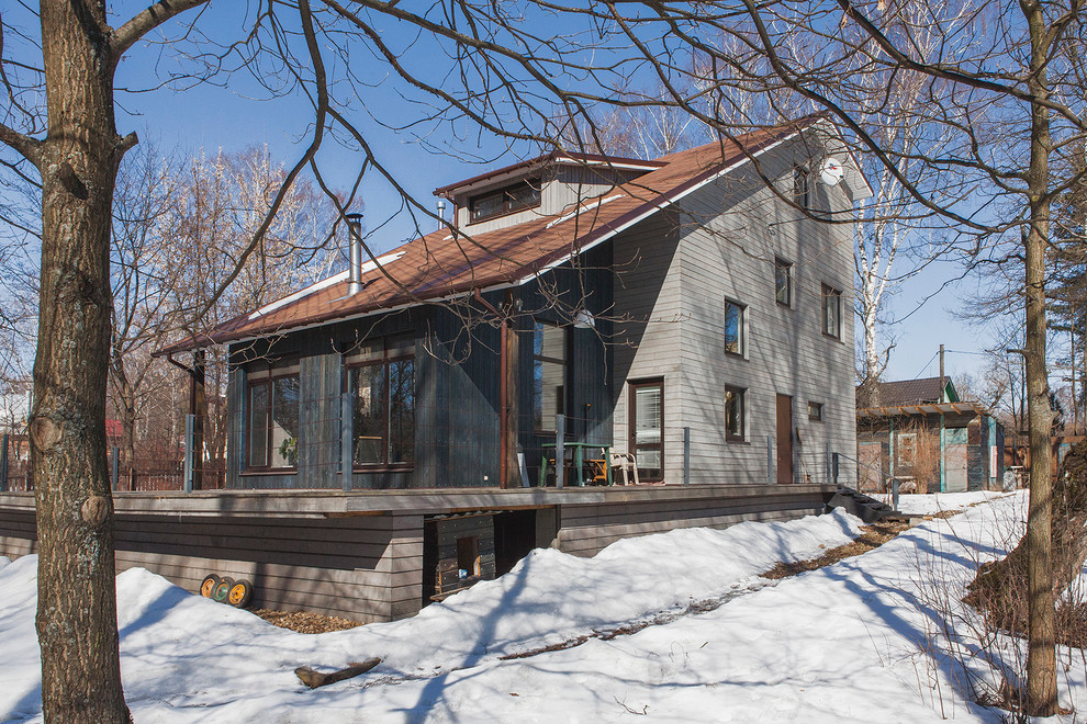 Modernes Haus mit grauer Fassadenfarbe in Moskau
