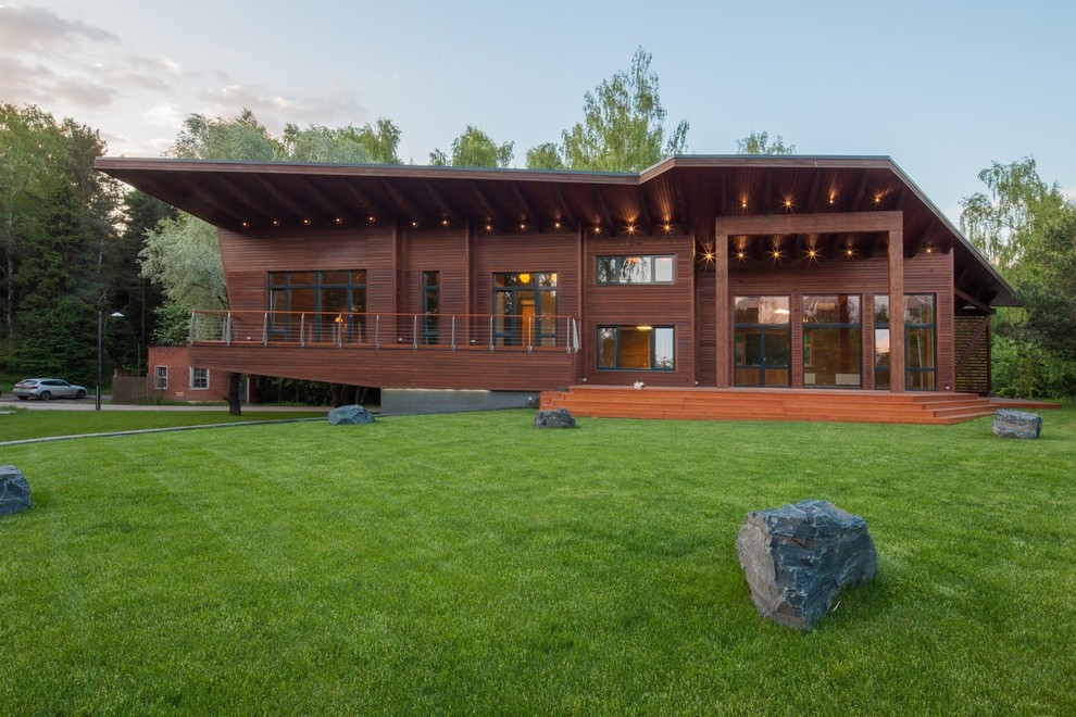 Источник вдохновения для домашнего уюта: большой, двухэтажный, деревянный, коричневый дом в современном стиле с односкатной крышей
