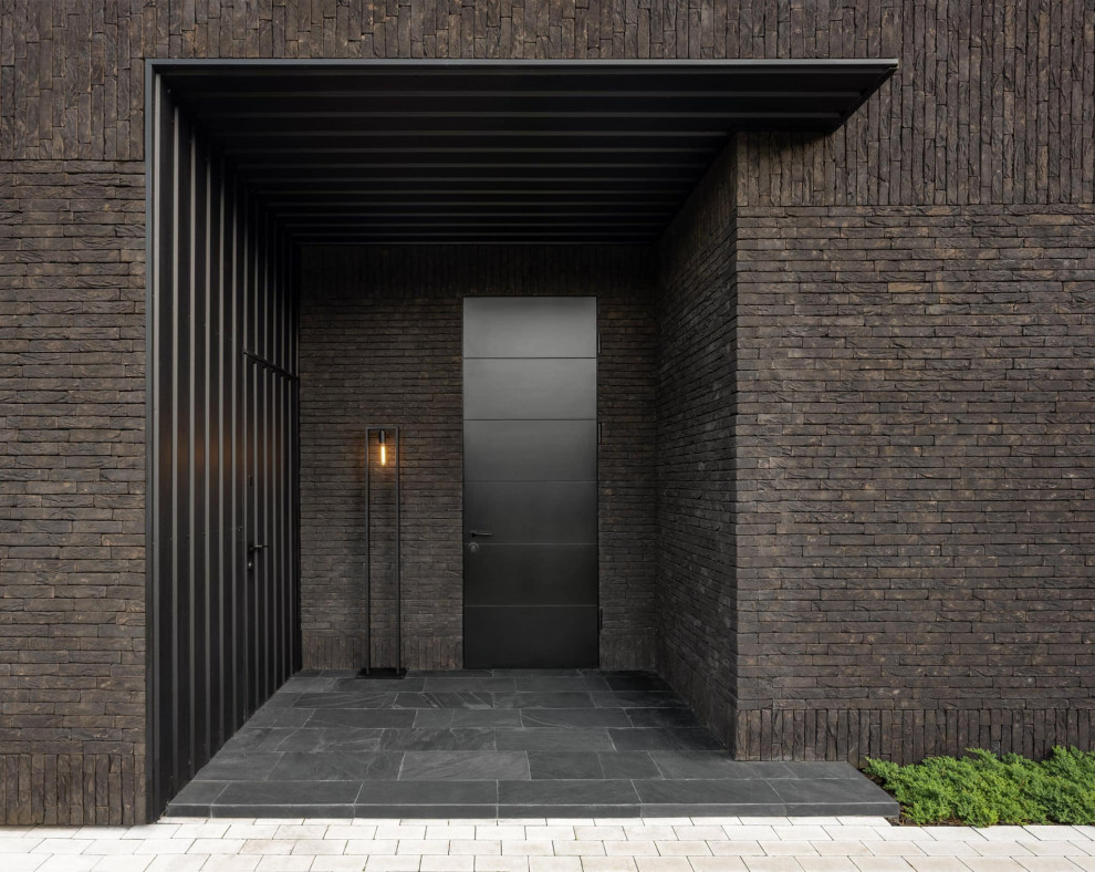 Ispirazione per la villa nera contemporanea a un piano di medie dimensioni con rivestimento in mattoni, tetto piano e copertura mista