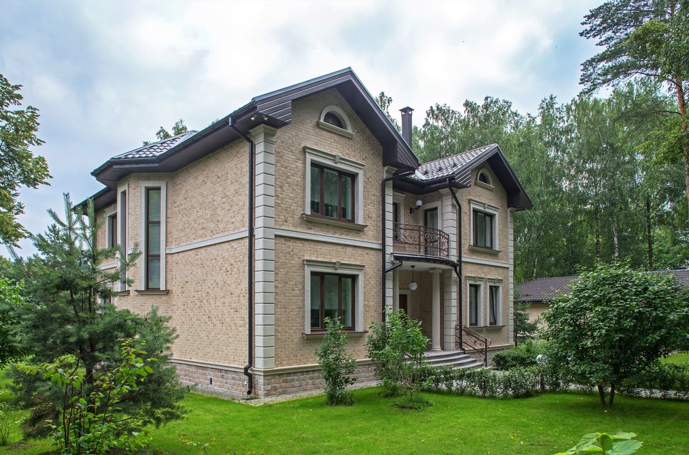 Diseño de fachada de casa beige tradicional de tamaño medio de dos plantas con tejado a dos aguas