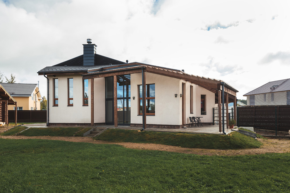 Diseño de fachada de casa blanca contemporánea de tamaño medio de dos plantas con revestimiento de estuco, tejado a cuatro aguas y tejado de teja de madera