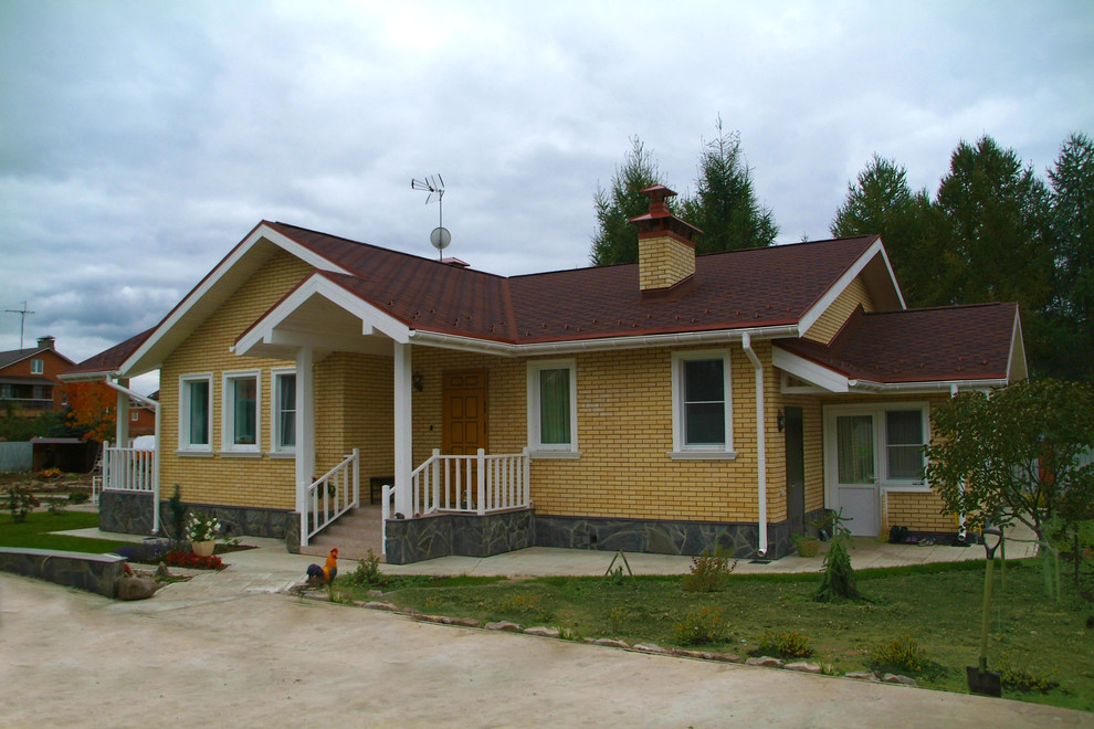 Inspiration för små moderna gula hus, med allt i ett plan, tegel och sadeltak
