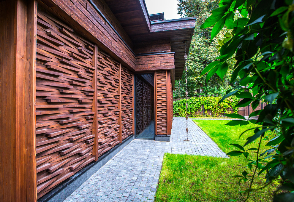 Foto della facciata di una casa marrone scandinava con rivestimento in legno