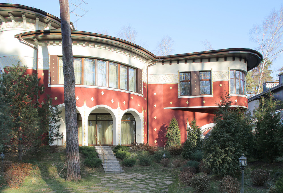 Großes, Dreistöckiges Eklektisches Einfamilienhaus mit Putzfassade, roter Fassadenfarbe, Satteldach und Blechdach in Moskau
