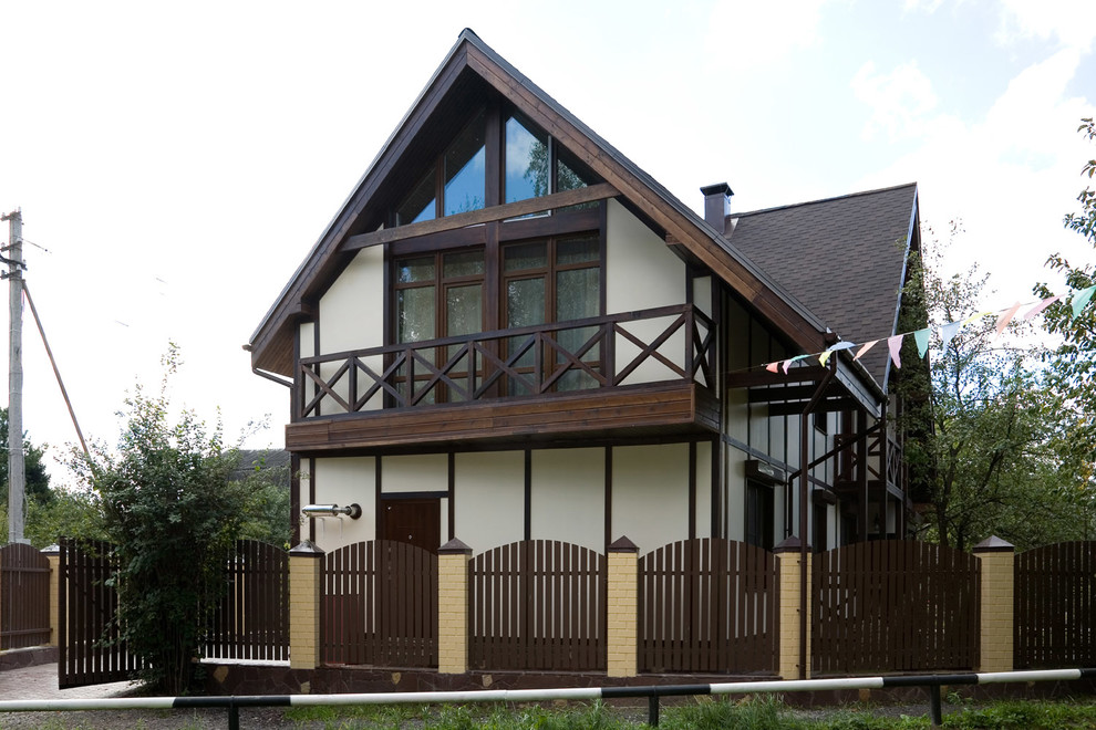 Aménagement d'une grande façade de maison marron en bois à un étage avec un toit à deux pans.