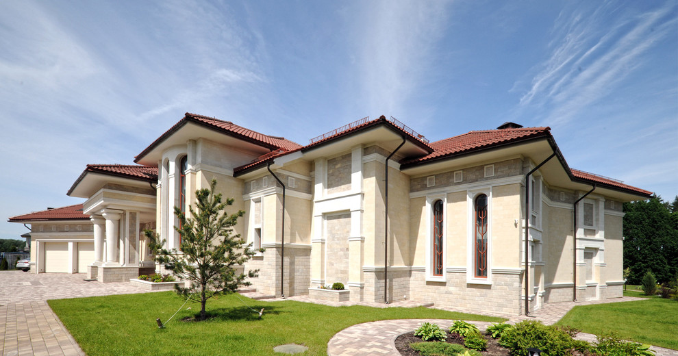 Großes, Zweistöckiges Mediterranes Einfamilienhaus mit Steinfassade, beiger Fassadenfarbe, Walmdach und Ziegeldach