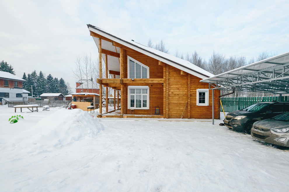 Пример оригинального дизайна: двухэтажный, деревянный, коричневый дом среднего размера в скандинавском стиле с односкатной крышей