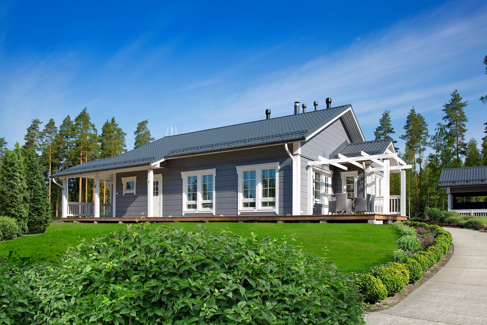 Cette image montre une façade de maison nordique de taille moyenne et de plain-pied.