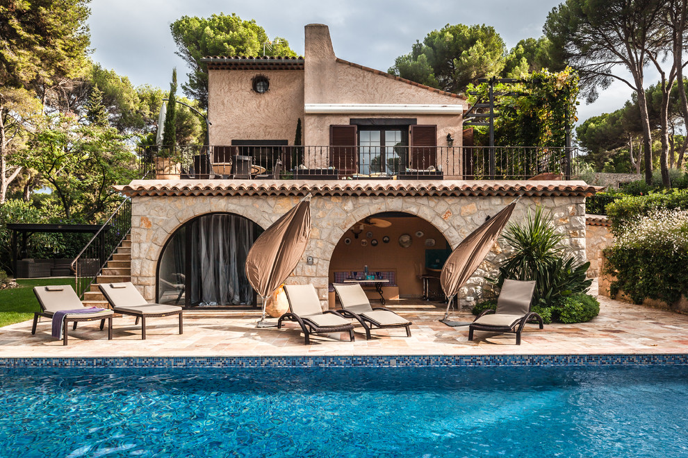 Inspiration pour une façade de petite villa beige méditerranéenne en pierre à un étage.