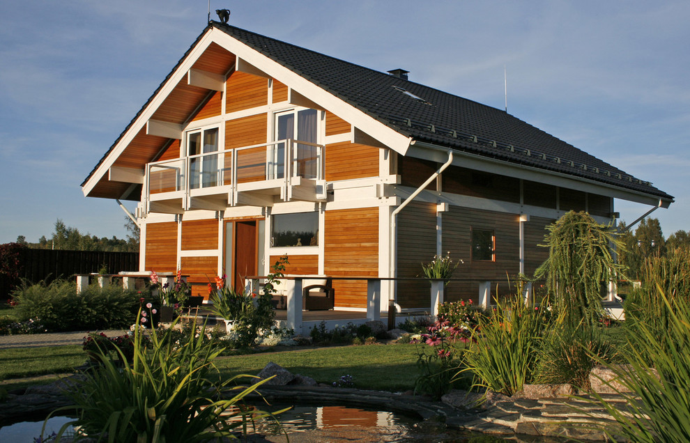 Идея дизайна: маленький, двухэтажный, деревянный дом в современном стиле с двускатной крышей для на участке и в саду