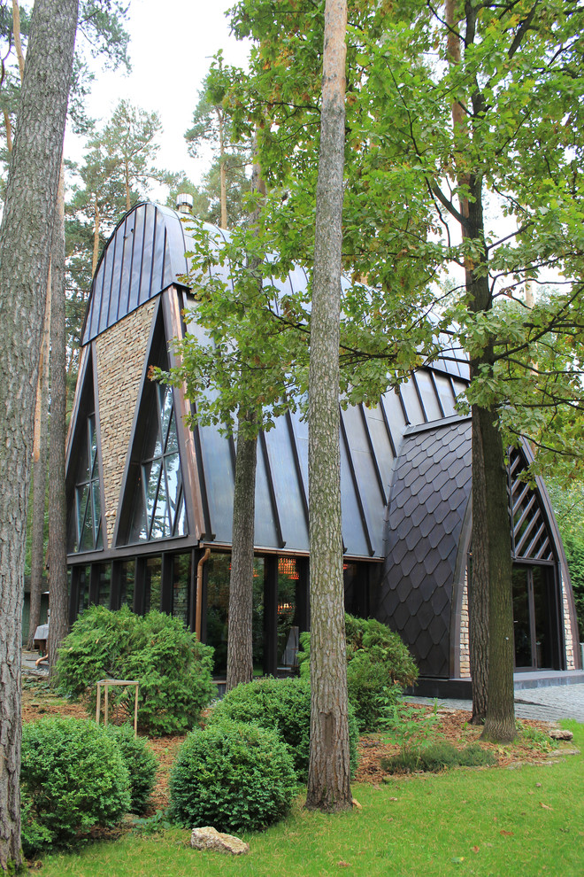 Idee per la villa contemporanea a due piani con tetto a capanna e copertura in metallo o lamiera