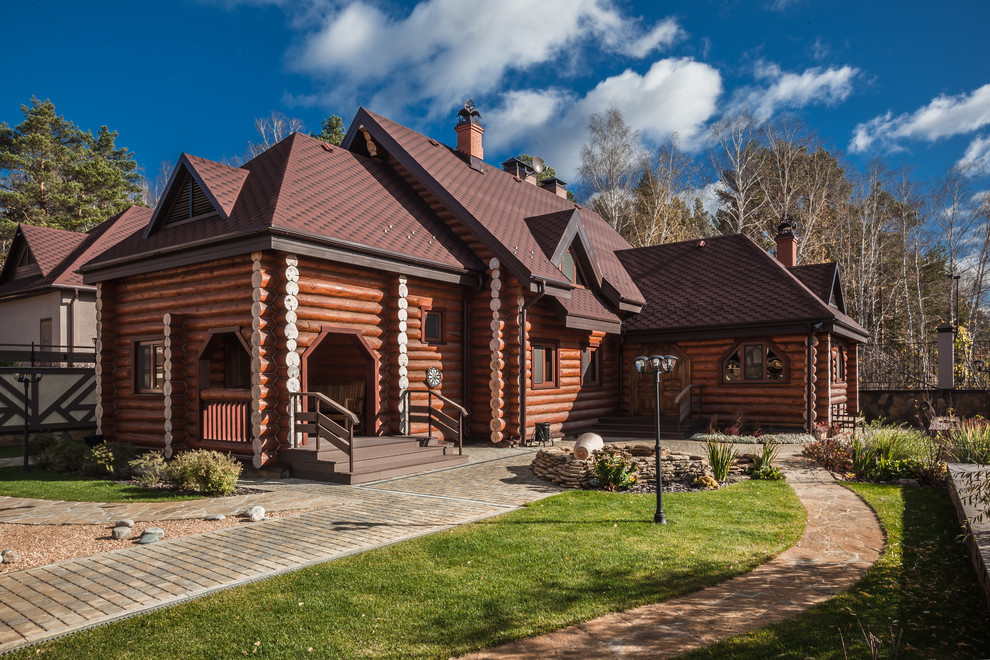 Diseño de fachada marrón campestre de tamaño medio de dos plantas con revestimiento de madera y tejado a dos aguas
