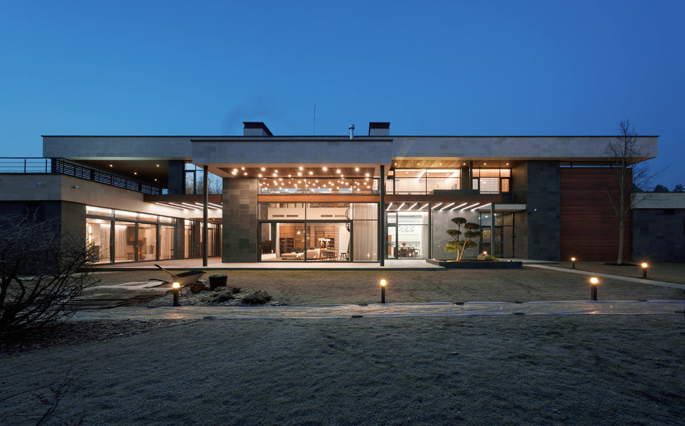 Imagen de fachada de casa multicolor contemporánea grande de dos plantas con revestimientos combinados, tejado plano y tejado de varios materiales