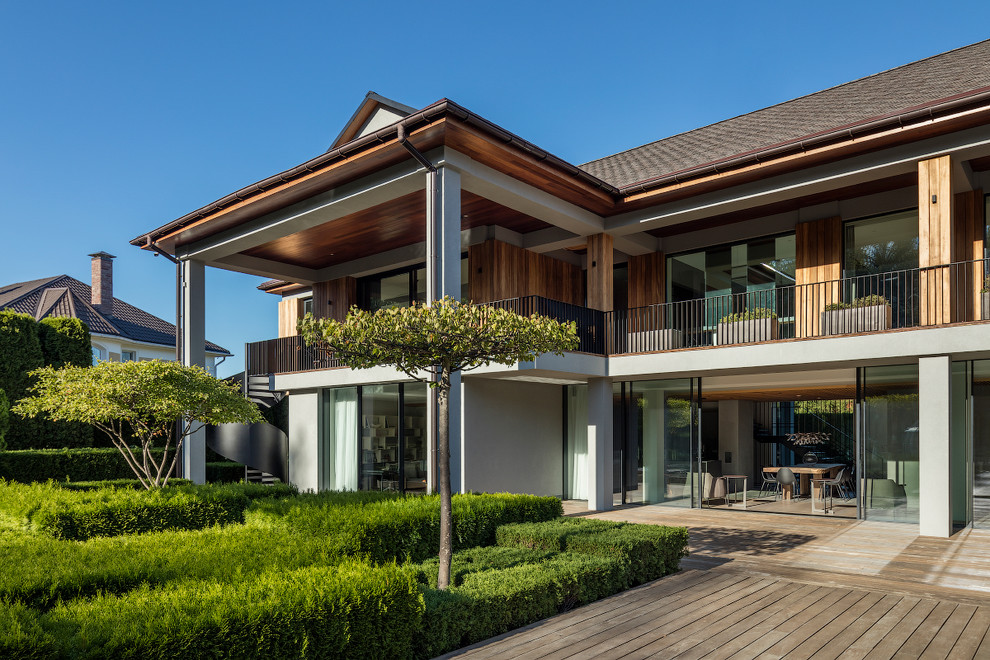 Стильный дизайн: двухэтажный, деревянный, коричневый частный загородный дом в современном стиле с двускатной крышей - последний тренд