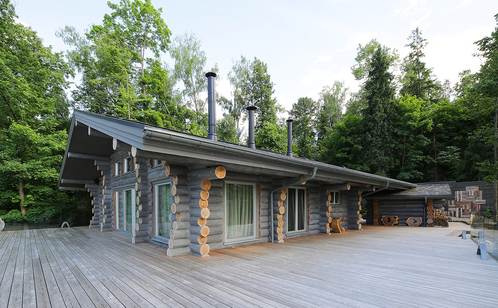 Idée de décoration pour une façade de maison grise chalet en bois de plain-pied avec un toit à deux pans.