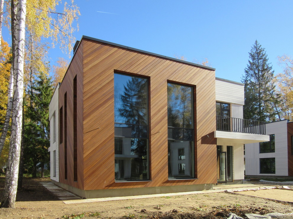 Ispirazione per la villa multicolore scandinava a due piani di medie dimensioni con rivestimento in legno, tetto piano e copertura mista