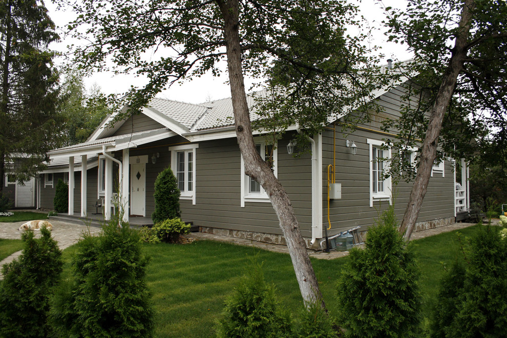 Modelo de fachada gris escandinava de tamaño medio de una planta con revestimiento de madera y tejado a dos aguas