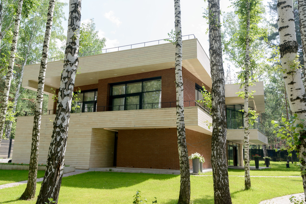 Idee per la facciata di una casa beige contemporanea a tre piani con rivestimento in legno e tetto piano