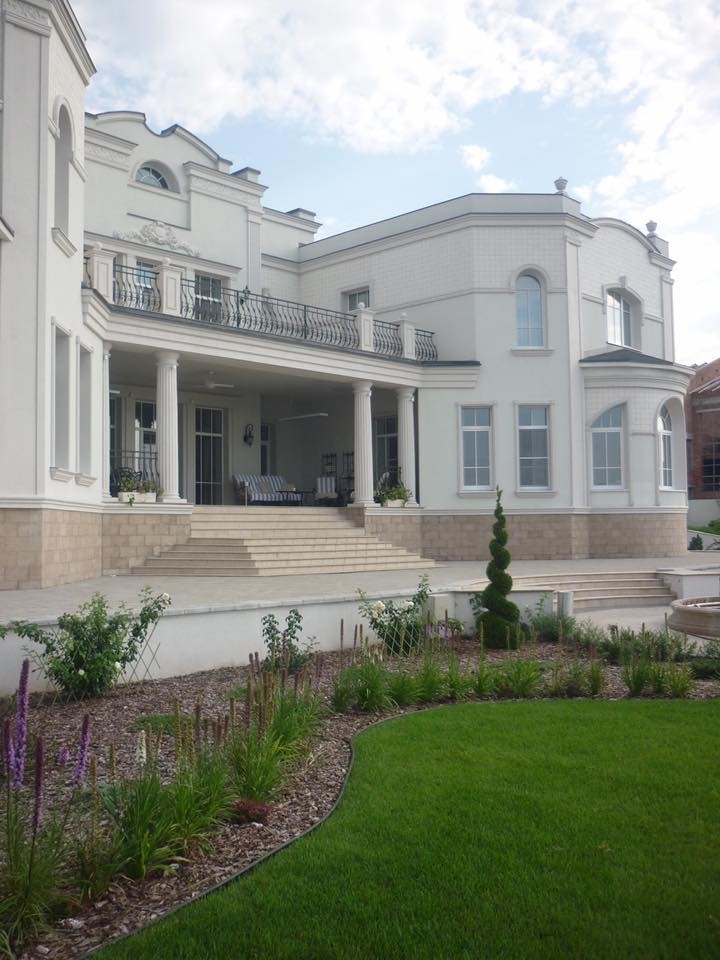 Großes, Zweistöckiges Klassisches Einfamilienhaus mit Mix-Fassade, weißer Fassadenfarbe, Walmdach und Schindeldach in Sonstige