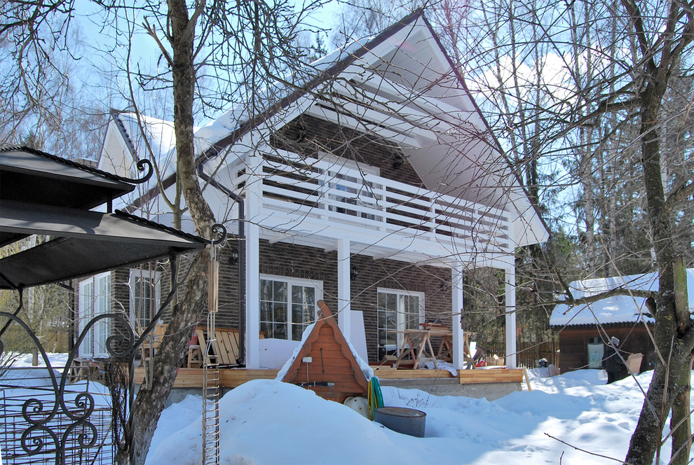 Immagine della facciata di una casa scandinava a due piani di medie dimensioni con tetto a capanna