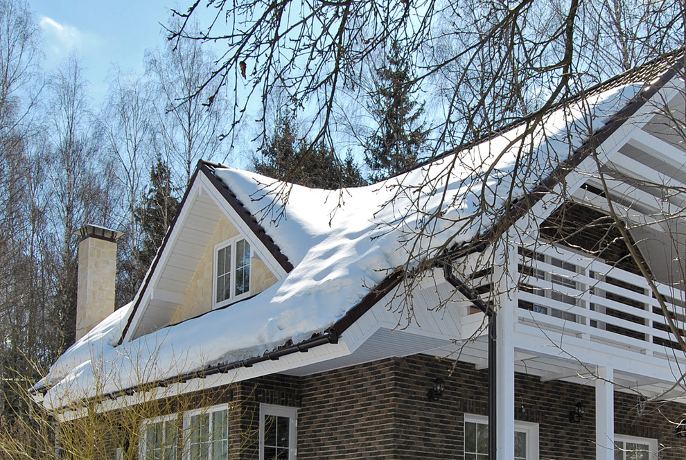 Idee per la facciata di una casa classica a due piani di medie dimensioni con tetto a capanna