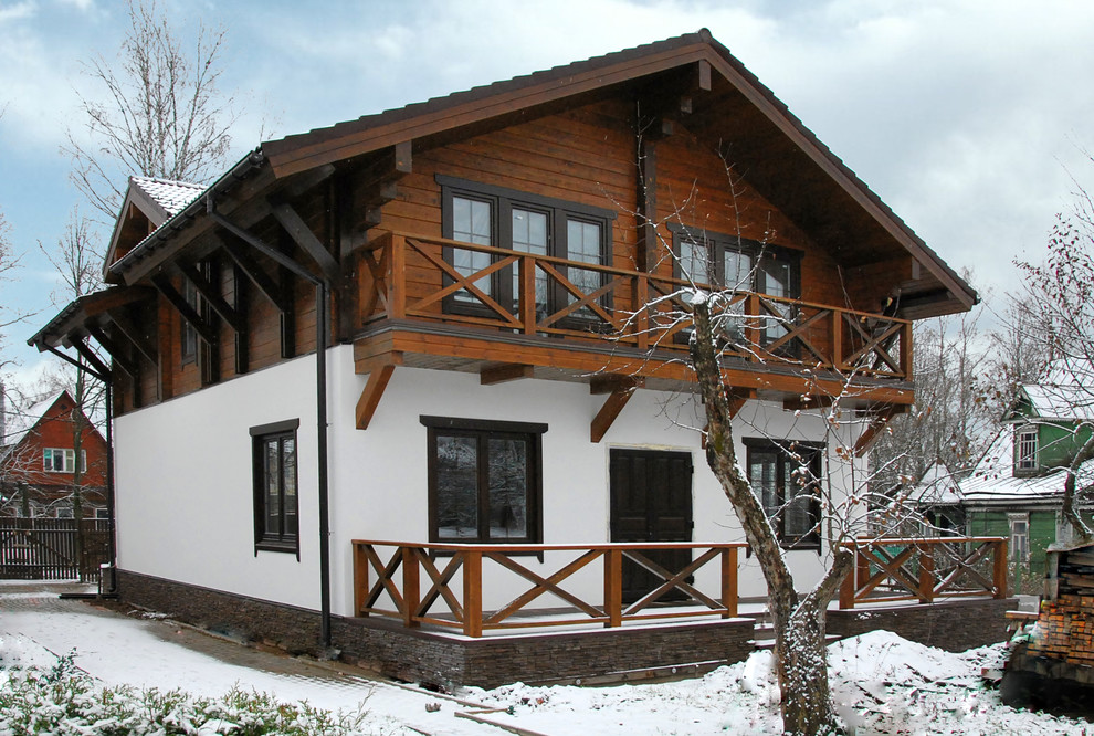 Aménagement d'une façade de maison montagne de taille moyenne et à un étage avec un toit à deux pans.