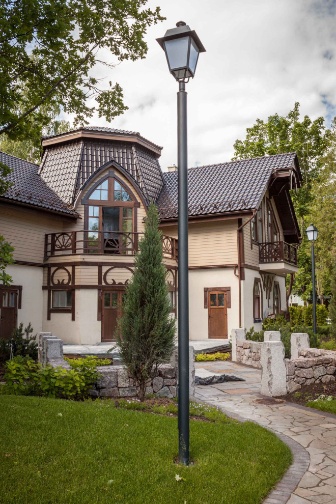 Источник вдохновения для домашнего уюта: двухэтажный, деревянный, разноцветный частный загородный дом среднего размера в классическом стиле с мансардной крышей и черепичной крышей