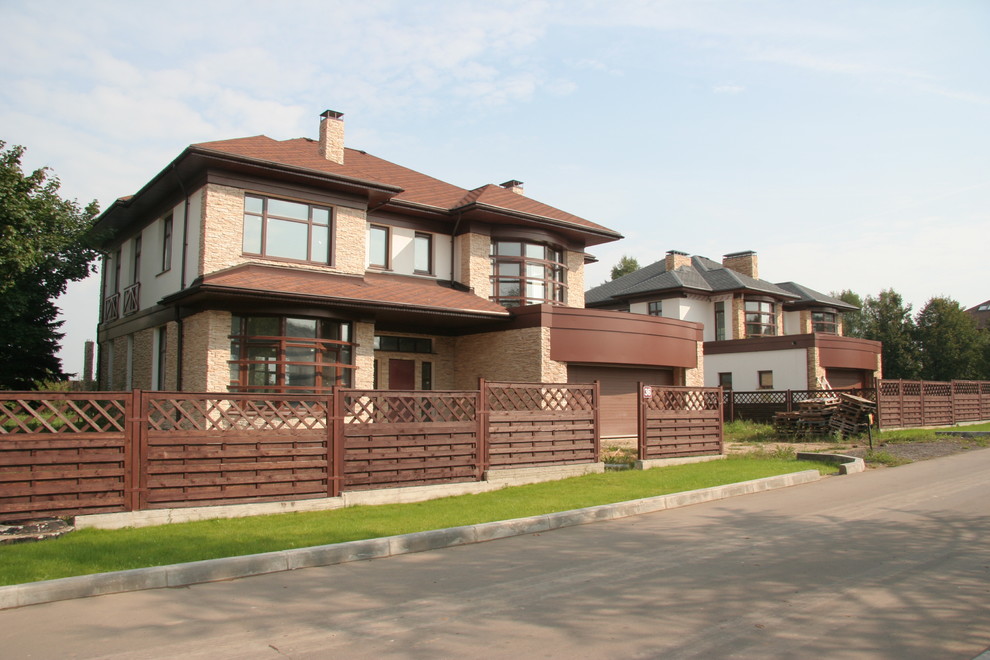 Modelo de fachada de casa multicolor tradicional renovada grande de dos plantas con revestimiento de ladrillo, tejado a cuatro aguas y tejado de teja de madera