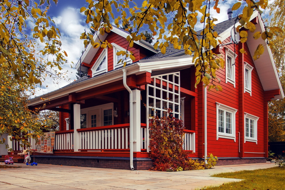 Inspiration pour une façade de maison rouge rustique en bois à un étage avec un toit à deux pans.