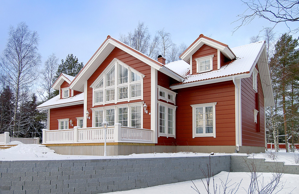 Идея дизайна: двухэтажный, деревянный, красный частный загородный дом среднего размера в классическом стиле с двускатной крышей и крышей из гибкой черепицы