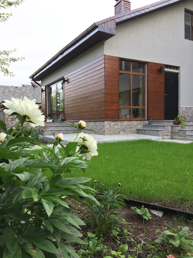 Идея дизайна: двухэтажный, серый частный загородный дом среднего размера в современном стиле с комбинированной облицовкой, мансардной крышей и металлической крышей