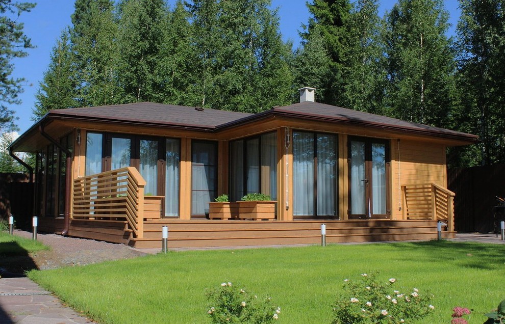 Esempio della villa marrone contemporanea a un piano di medie dimensioni con rivestimento in legno, copertura a scandole e tetto a padiglione